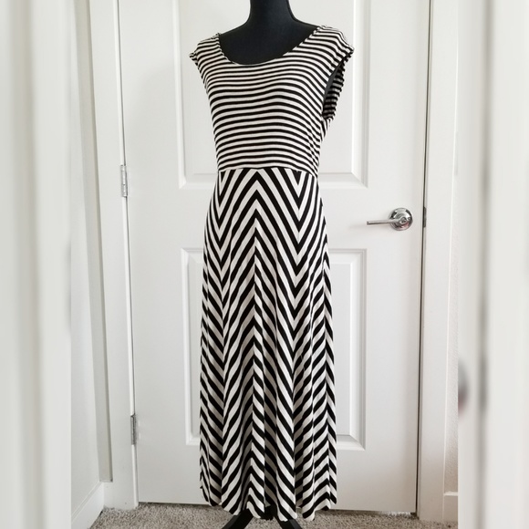 Ellen Tracy Dresses & Skirts - 🌹 Ellen Tracy (10) Stripe Maxi Dress